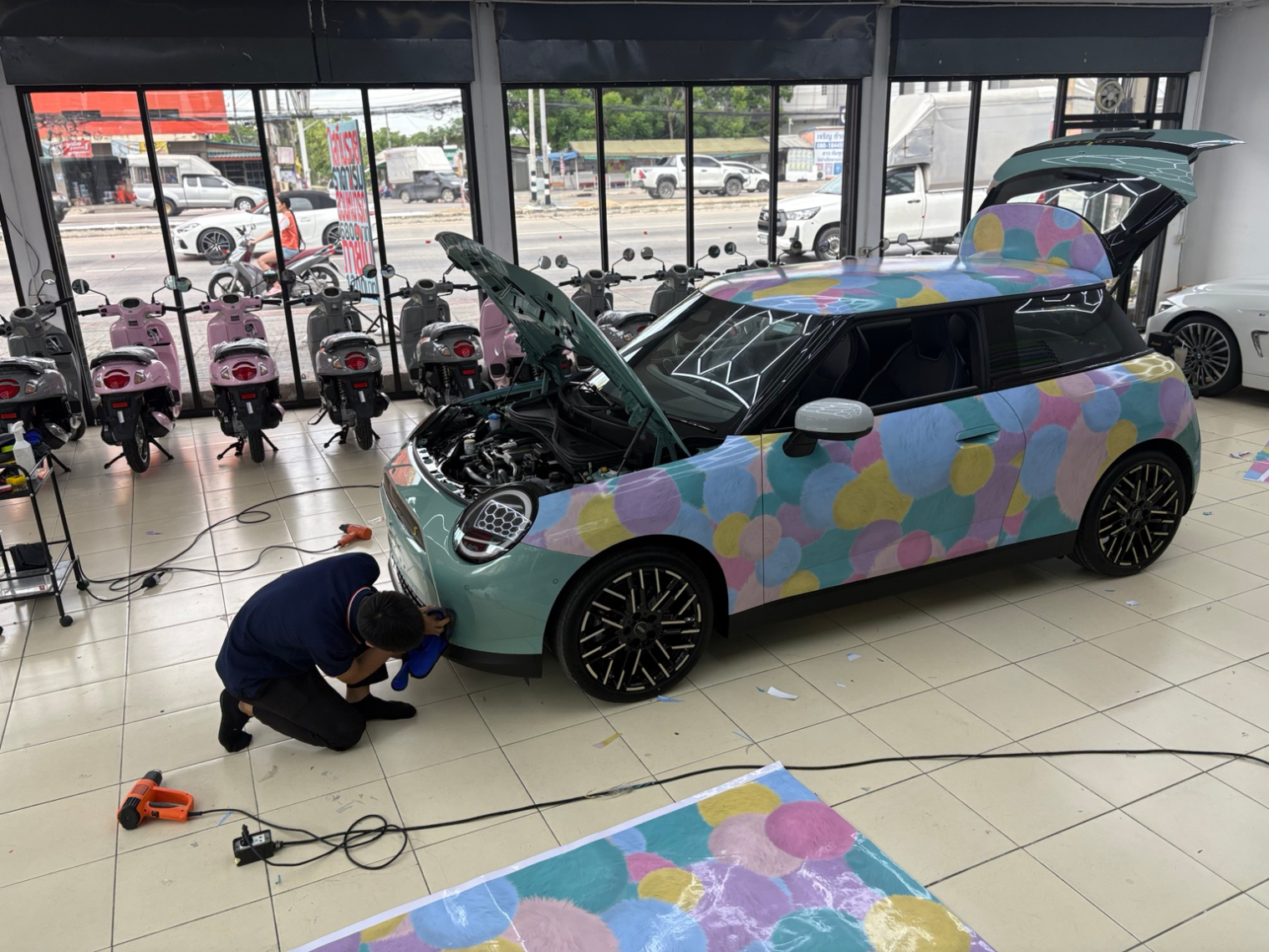 ทีม PROWRAP กำลังติดตั้งฟิล์มแร็พบน Mini Cooper S